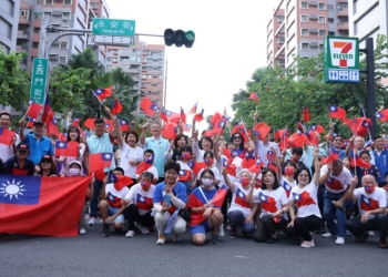 ▲黃敏惠市長帶領市民朋友齊跳火肌舞，歡慶雙十國慶。(圖/嘉義市政府提供)