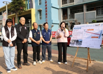 ▲縣長張麗善會勘縣道154線及縣道155線 斥資逾3千萬改善海線道路及排水。(圖/雲林縣政府提供)