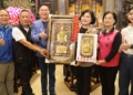 ▲縣長張麗善抽出價值66,666首獎「交趾陶媽祖」的幸運信徒。(圖/雲林縣政府提供)
