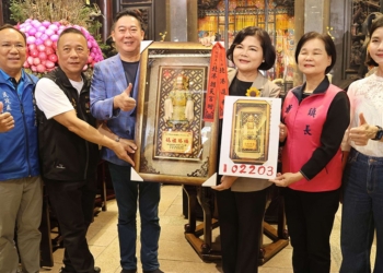 ▲縣長張麗善抽出價值66,666首獎「交趾陶媽祖」的幸運信徒。(圖/雲林縣政府提供)