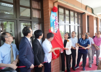 ▲雲林縣長張麗善與地方貴賓共同為牙科診療椅揭牌，宣告全國首創的偏鄉學童口腔健康守護計畫正式啟動。（圖／雲林縣政府提供）