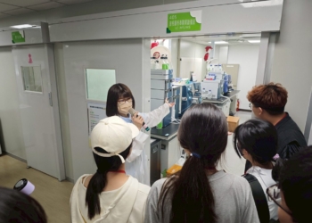 ▲「廉政X消防英雄夏令營」學員，參觀「永在食安大樓」國家級食品檢驗實驗室。（圖/嘉義縣政府提供）