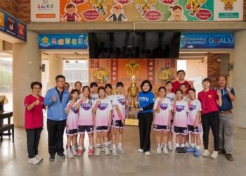▲張縣長表揚土庫國小五年級女子籃球隊榮獲中華民國國民小學體育總會(EBC)五年級女子組冠軍。(圖/雲林縣政府提供)