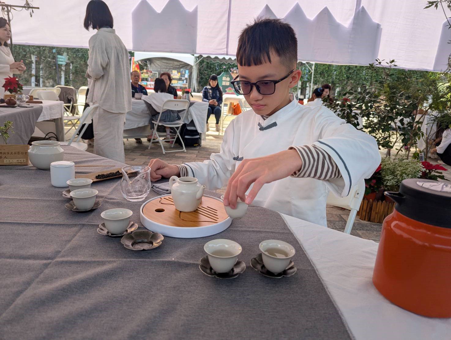 ▲「小小泡茶師培力課程」學員於成果發表會示範茶道,專注表現獲得肯定。(圖/嘉義縣政府提供)