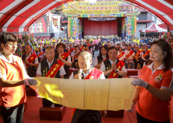 ▲大士爺廟董事長周漳炎恭讀疏文，祭典儀式循古禮進行。（圖/嘉義縣政府提供）