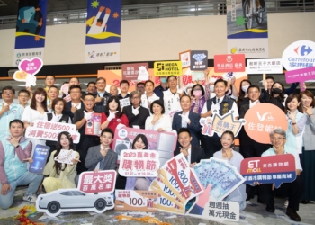 ▲嘉義市長黃敏惠(中)與各界貴賓、議員共同宣布購物節活動大獎，令人矚目。(圖/嘉義市政府提供)