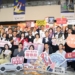 ▲嘉義市長黃敏惠(中)與各界貴賓、議員共同宣布購物節活動大獎，令人矚目。(圖/嘉義市政府提供)