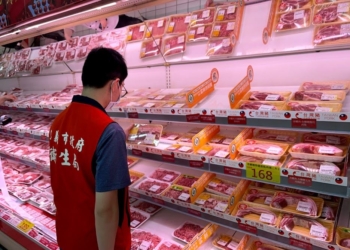 ▲保障市民朋友食安健康刻不容緩，嘉義市政府衛生局會同政風處人員陸續前往各型場所抽驗。(圖/嘉義市政府提供)