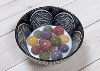 ▲改用微糖豆漿或鮮奶做為湯底，補充鈣質及蛋白質。(圖/嘉義市政府提供)
