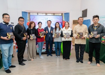 ▲縣長翁章梁為8家旅宿業者頒發親子友善示範點認證標章。（圖/嘉義縣政府提供）
