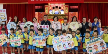▲各界貴賓與幼兒園學童共同宣導預防腸病毒。（圖/雲林縣政府提供）
