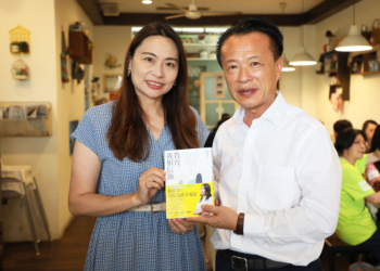 ▲嘉義縣政府攜手瑩光教育協會啟動代理教師支持計畫，瑩光教育協會理事長藍偉瑩贈書給縣長翁章梁。(圖/嘉義縣政府提供)