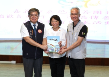 ▲嘉邑行善團徐文志徐理事長(左)捐贈嘉義市校園650冊繪本，令黃敏惠感動不已。(圖/嘉義市政府提供)
