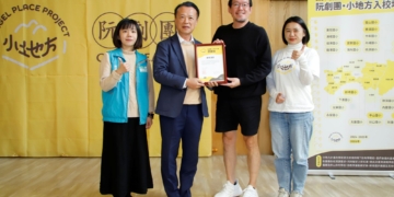 ▲縣長翁章梁肯定阮劇團入校推動的成果及教育影響力，特頒發感謝狀。（圖/嘉義縣政府提供）