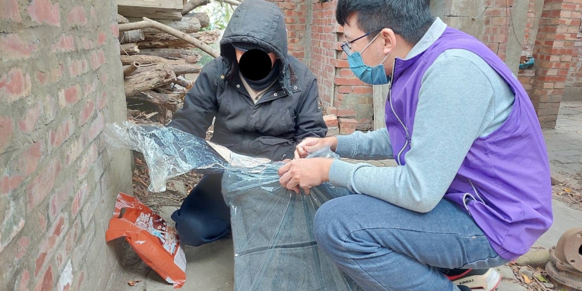 ▲寒流來襲，嘉義縣政府加強低溫關懷，提供街友禦寒物資與必要協助。（圖／嘉義縣政府提供）