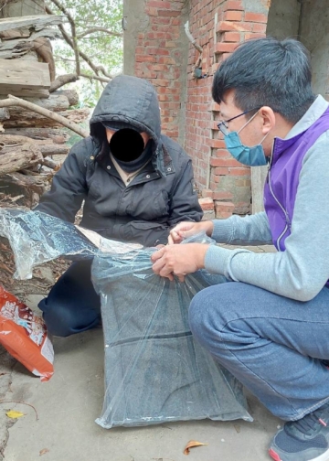 ▲寒流來襲，嘉義縣政府加強低溫關懷，提供街友禦寒物資與必要協助。（圖／嘉義縣政府提供）