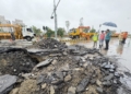 ▲縣長翁章梁視察台一線嘉義水上段道路下陷情況。（圖/嘉義縣政府提供）