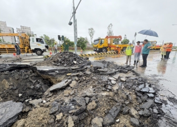▲縣長翁章梁視察台一線嘉義水上段道路下陷情況。（圖/嘉義縣政府提供）