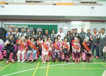 ▲縣長翁章梁與模範母親們合影留念。(圖/鹿草鄉公所提供)