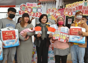 ▲張麗善恭賀「萬寶龍」計畫劉姓及尤姓夫妻 並親送補助13萬元。(圖/雲林縣政府提供)