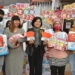 ▲張麗善恭賀「萬寶龍」計畫劉姓及尤姓夫妻 並親送補助13萬元。(圖/雲林縣政府提供)