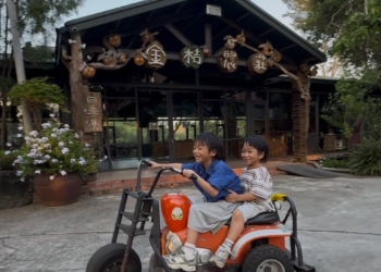 ▲滾滾一家在民雄金桔觀光工廠探索金桔文化，享受親子遊樂設施的歡樂時光。（圖／嘉義縣文化觀光局提供）