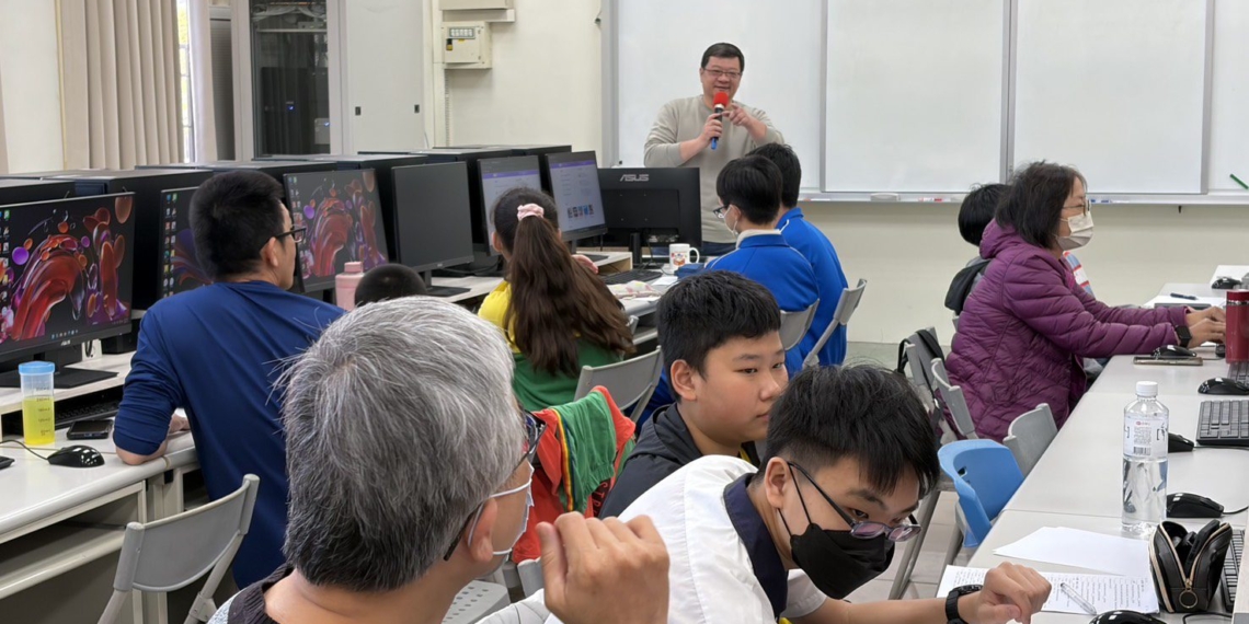 ▲嘉義市政府教育處召集8支晉級全國貓咪盃Scratch決賽的隊伍，舉辦Scratch程式設計培訓課程。(圖/嘉義市政府提供)