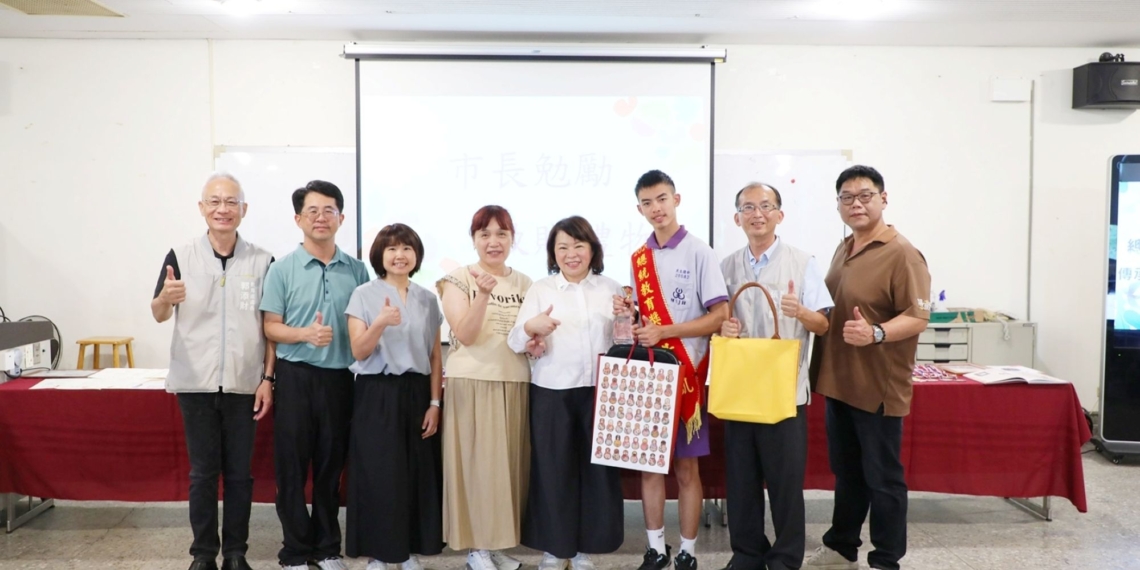 ▲市長黃敏惠致贈黃宥凱同學網球球具袋。(圖/嘉義市政府提供)