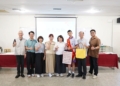 ▲市長黃敏惠致贈黃宥凱同學網球球具袋。(圖/嘉義市政府提供)
