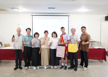 ▲市長黃敏惠致贈黃宥凱同學網球球具袋。(圖/嘉義市政府提供)