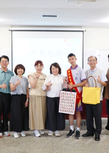 ▲市長黃敏惠致贈黃宥凱同學網球球具袋。(圖/嘉義市政府提供)