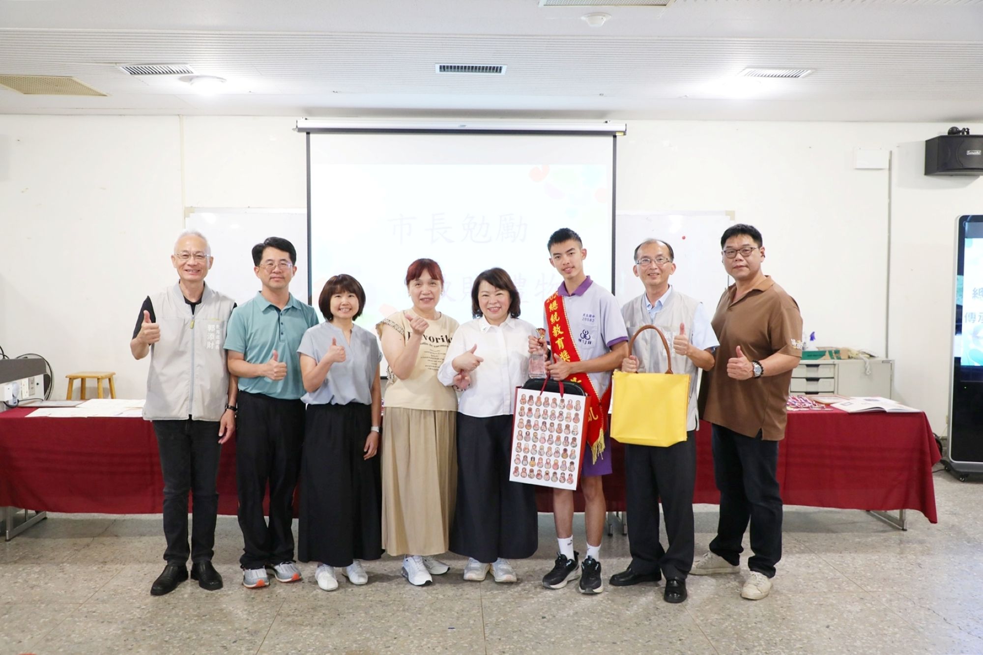 ▲市長黃敏惠致贈黃宥凱同學網球球具袋。(圖/嘉義市政府提供)