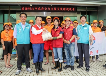 ▲縣長翁章梁慰勞他縣市救災隊員，送上飲料表達感謝。（圖／嘉義縣政府提供）