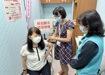 ▲前立委陳明文夫人廖素惠以行動響應新冠疫苗接種。(圖/嘉義縣政府提供)