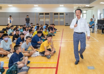 ▲縣長翁章梁到無人機競賽現場，為小選手們加油打氣。（圖/嘉義縣政府提供）