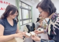 ▲蕭至惠教授(右)以青農手工皂為例，剖析品牌行銷策略。(圖/邱猷權攝)