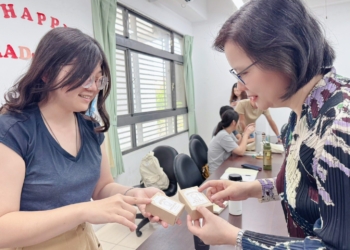 ▲蕭至惠教授(右)以青農手工皂為例，剖析品牌行銷策略。(圖/邱猷權攝)