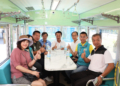 ▲縣長翁章梁等人視察蒜頭糖廠五分車新車廂，並親自試坐感受。(圖/嘉義縣政府提供)