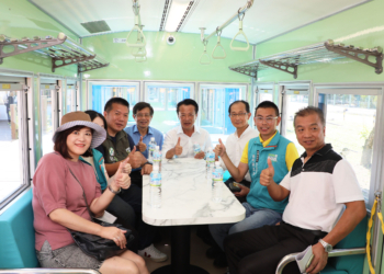 ▲縣長翁章梁等人視察蒜頭糖廠五分車新車廂，並親自試坐感受。(圖/嘉義縣政府提供)