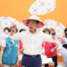 ▲縣長翁章梁戴斗笠與長輩一起跳「採茶動動操」。（圖/嘉義縣政府提供）