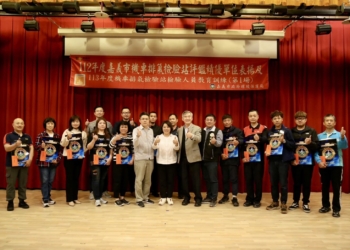 ▲市長黃敏惠親自表揚14家特優服務的定檢站業者，讚許共同為市民對抗空汙決心。(圖/嘉義市政府提供)