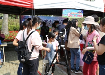 ▲參與活動的親子透過天文望遠鏡觀測天文景象。(圖/嘉義市政府提供)