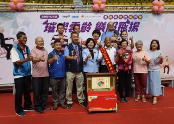 ▲模範老人表揚最高齡的元長鄉代表陳東波先生，高齡94歲。(圖/雲林縣政府提供)