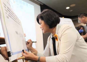 ▲張麗善縣長率交通工務局汪令堯局長共同簽署安全衛生管理之零工安災害聲明。(圖/雲林縣政府提供)