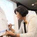 ▲張麗善縣長率交通工務局汪令堯局長共同簽署安全衛生管理之零工安災害聲明。(圖/雲林縣政府提供)