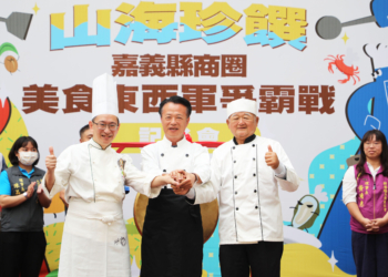 ▲縣長翁章梁手握東西軍代表的手，共同推廣山海兩大區域商圈美食。（圖/嘉義縣政府提供）