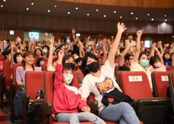 ▲兒童劇《再闖黑森林》互動活潑有趣，讓所有大、小朋友不亦樂乎。(圖/嘉義市政府提供)