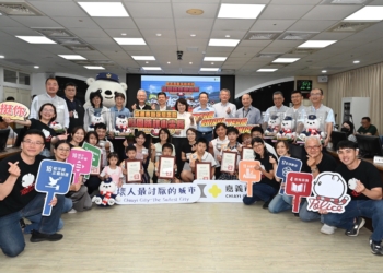 ▲嘉義市長黃敏惠親自頒獎表揚一同響應全國首創「防詐偵探任務」的績優學校。(圖/嘉義市政府提供)