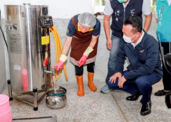 ▲縣長翁章梁前往校園，視察豆漿機執行情形。(圖/嘉義縣政府提供)
