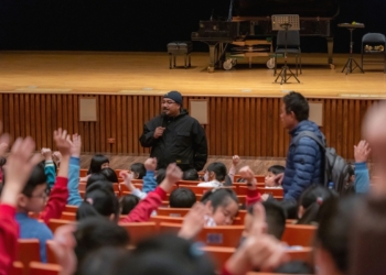 ▲孩子們前往劇場觀摩，學習劇場禮儀。（圖/嘉義市政府提供）